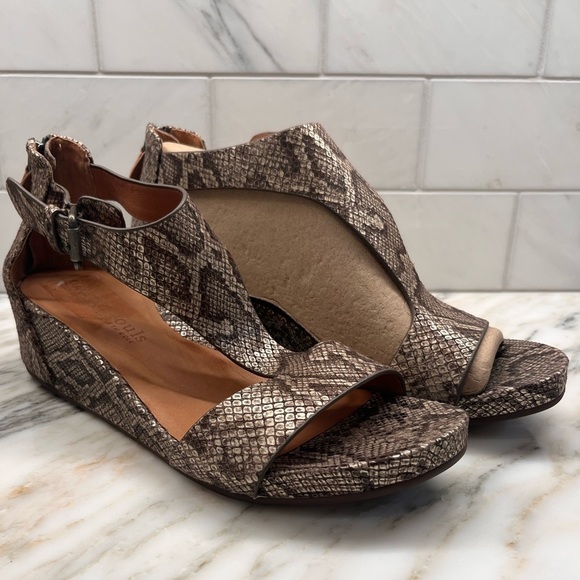 WOMEN'S Gentle Souls By Kenneth Cole Gisele Wedge Sandal, Antique Gold Metallic - Picture 2 of 12